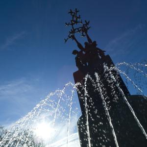 photo of fountain and water with sunlight