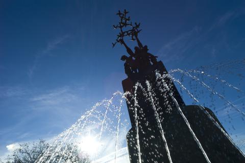 photo of fountain and water with sunlight